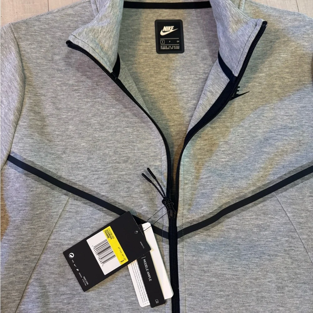NWT Women's Nike Sportswear Tech Fleece Full Zip Jacket‎ Gray